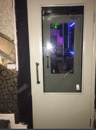 CỬA THÉP CHỐNG CHÁY 90 PHÚT CÓ KÍNH TRONG